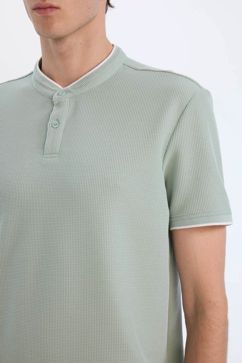 ديفاكتو تيشيرت بولو سليم فيت وافل بياقة عالية - Image 5